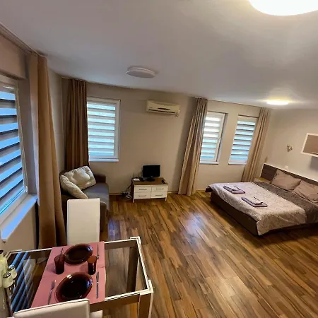 Cozy One-bedroom Near Sea Garden Appartamento Burgas