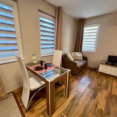 Cozy One-bedroom Near Sea Garden Appartamento Burgas