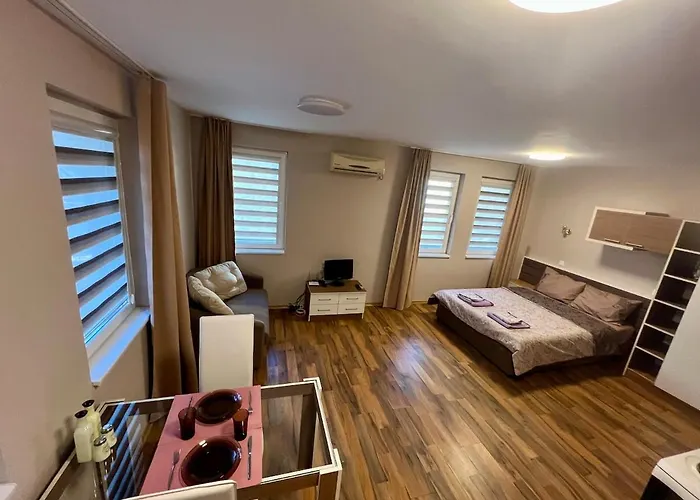 Cozy One-bedroom Near Sea Garden Apartamento Burgas